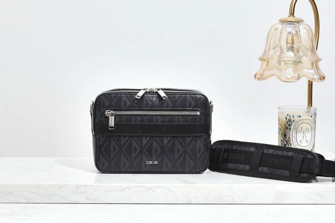 Сумка месенджер-Dior Safari  Практична і компактна модель на кожен день.
